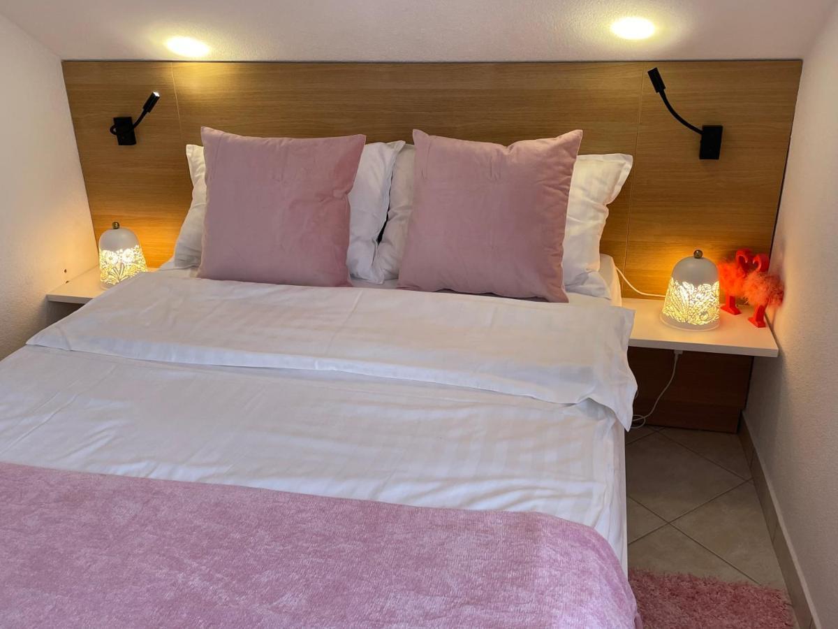 Holiday Home "Mala Kuca " With Heated Pool Pula Extérieur photo