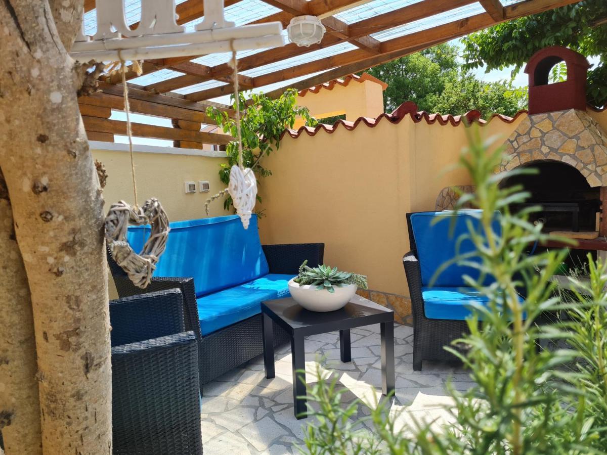 Holiday Home "Mala Kuca " With Heated Pool Pula Extérieur photo