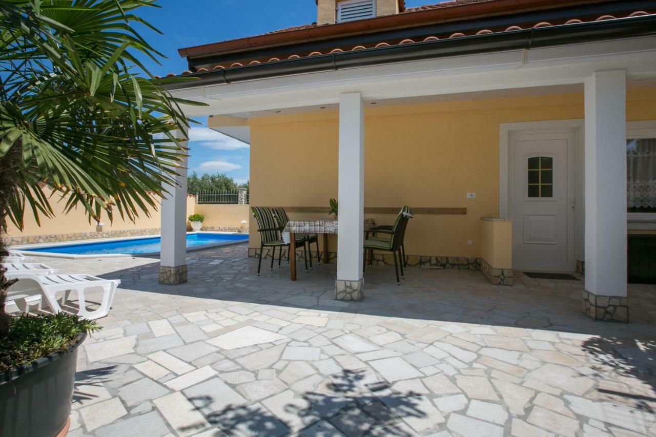 Holiday Home "Mala Kuca " With Heated Pool Pula Extérieur photo